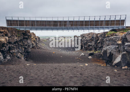 Pont entre l'Europe et en Amérique du Nord dans la région de Reykjanes UNESCO Global Geopark en Reykjanesskagi - péninsule du Sud, Islande Banque D'Images