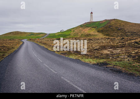 Route à côté de Reykjanesviti - le plus ancien phare en Islande, situé sur une péninsule du Sud - Reykjanesskagi Banque D'Images