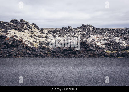 Champ de lave recouverts de mousse à côté de la route 425 sur un Reykjanesskagi - péninsule du Sud au sud-ouest de l'Islande Banque D'Images