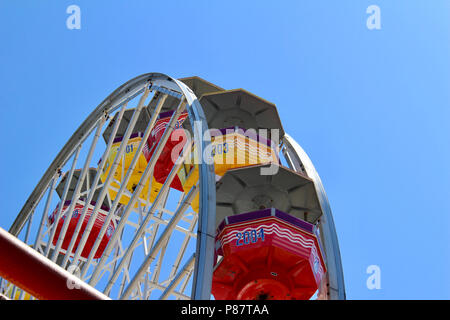 Vue rapprochée d'une grande roue lumineuse avec fond de ciel bleu clair Banque D'Images