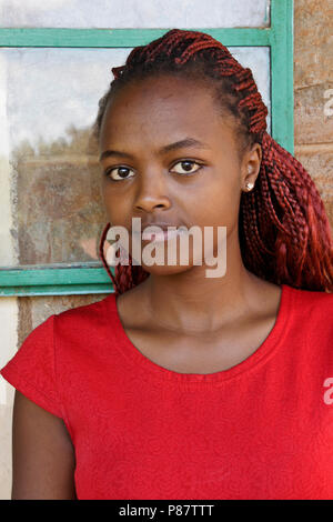 Portrait de jeune femme avec des extensions de cheveux tressés, Kenya Banque D'Images