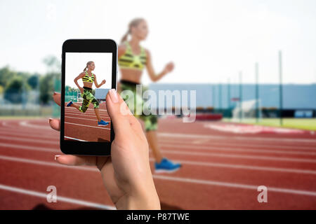 En étroite collaboration image des femmes mains tenant téléphone mobile avec appareil photo sur le mode de l'écran. Portrait de femme en cours d'exécution. Banque D'Images