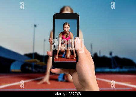 En étroite collaboration image des femmes mains tenant téléphone mobile avec appareil photo sur le mode de l'écran. Portrait de femme en cours d'exécution. Banque D'Images