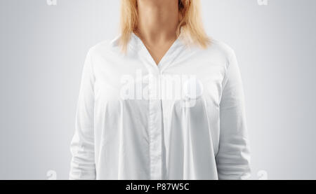 Bouton blanc insigne épinglé sur la maquette de la poitrine de femme. Girl porter une chemise blanche et des maquettes de l'axe de la campagne. L'emblème de l'élément de conception ronde bénévoles. Pesron st Banque D'Images