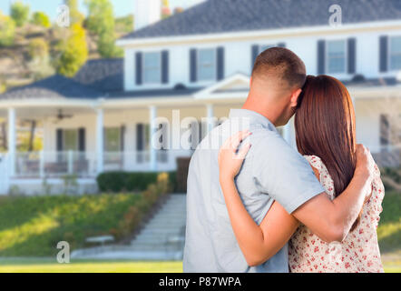 Militaire affectueux Couple belle nouvelle maison. Banque D'Images