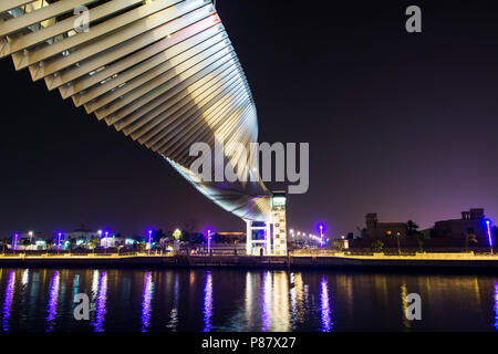 Dubaï, Émirats arabes unis - 31 mai 2018 : l'eau de Dubaï passerelle moderne canal reflète dans l'eau la nuit Banque D'Images