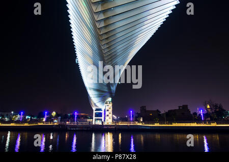 Dubaï, Émirats arabes unis - 31 mai 2018 : l'eau de Dubaï passerelle moderne canal reflète dans l'eau la nuit Banque D'Images