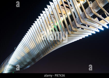 Dubaï, Émirats arabes unis - 31 mai 2018 : l'eau de Dubaï passerelle moderne canal reflète dans l'eau la nuit Banque D'Images