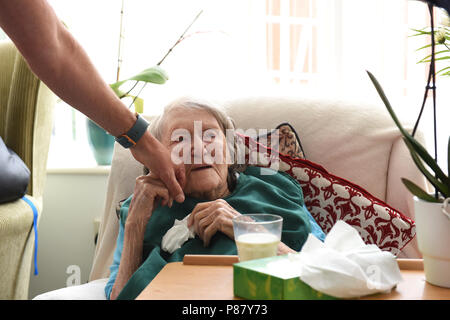 Femme âgée de 103 ans qui se sent une main de famille dans Care Home centenaire britannique 100 ans année Banque D'Images