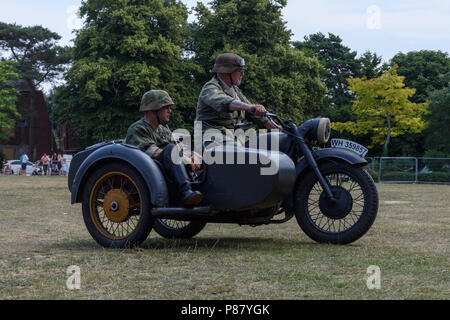 2 acteurs jouant des soldats nazis équitation dans une moto et side-car au cours de la 2e guerre mondiale escarmouche re-enactment à Trowbridge pour la journée nationale des forces armées Banque D'Images