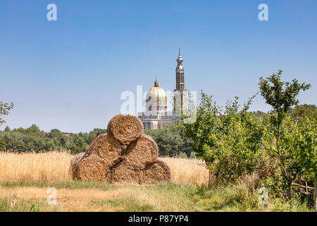 Basilique Notre Dame de lichen prises de distance. Vue panoramique sur la plus grande église catholique en Pologne. Banque D'Images