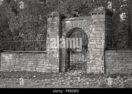 Vieux Mur de pierre et porte de fer sur un jour d'automne en noir et blanc. Helsinki, Finlande. Banque D'Images