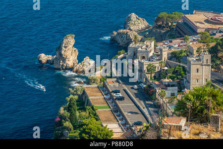 Vue panoramique sur la côte de Taormina, province de Messine, Sicile, Italie. Banque D'Images