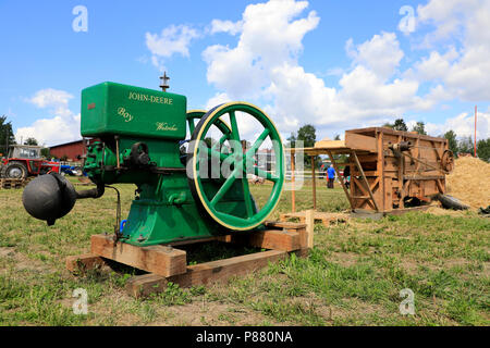 John Deere Waterloo Boy K 1921 du moteur à l'arrêt et la vieille batteuse sur Kama & Mac Gregor, Traktorkavalkad Cavalcade du tracteur. Kama & Mac Gregor, Finlande - le 7 juillet, 201 Banque D'Images