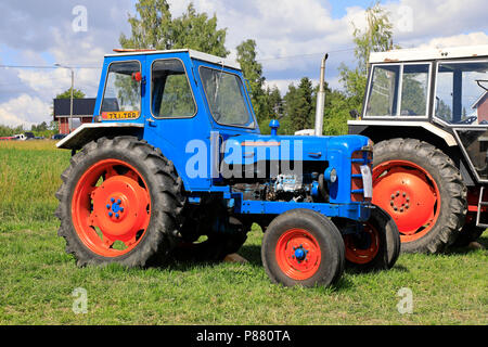 Classique, coloré Fordson Super Major tracteur avec cabine à l'écran sur Kama & Mac Gregor, Traktorkavalkad Cavalcade du tracteur. Kama & Mac Gregor, Finlande - le 7 juillet 2018. Banque D'Images