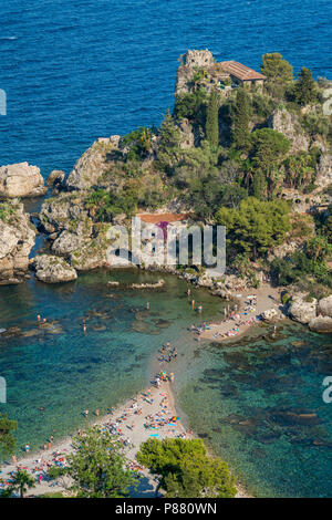 Vue panoramique sur l'Isola Bella à Taormine, province de Messine, dans le sud de l'Italie. Banque D'Images