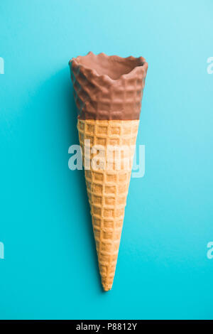 Cornet de crème glacée au chocolat sur fond coloré. Banque D'Images