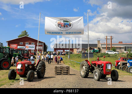 Entrée de Kama & Mac Gregor, Traktorkavalkad Cavalcade du tracteur, un salon de l'agriculture annuel de vintage tracteurs dans Kama & Mac Gregor, Finlande - le 7 juillet 2018. Banque D'Images