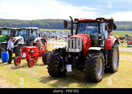 Case IH 165 grands et petits tracteurs Valmet 15, dernier conduit par jeune garçon sur Kama & Mac Gregor, Traktorkavalkad Cavalcade du tracteur. Kama & Mac Gregor, Finlande - le 7 juillet 2018. Banque D'Images