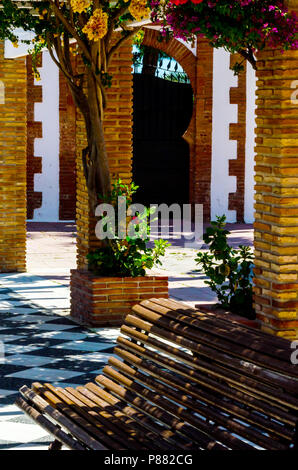 Gros plan sur une belle arbor couvertes de plantes grimpantes avec des fleurs colorées, vous détendre place, architecture Banque D'Images