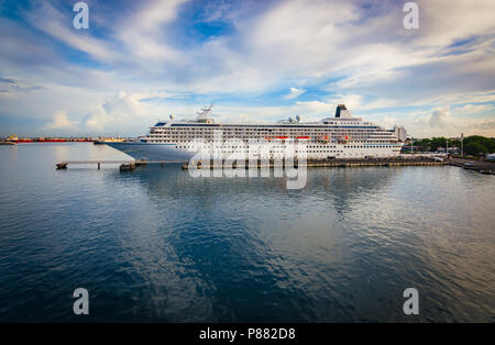 Croisière de luxe bateau amarré au port. Banque D'Images