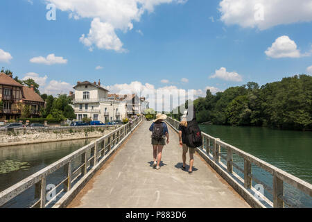 Passerelle pour piétons à l'Île du berceau, où le Festival Django Reinhardt a eu lieu, Samois sur Seine, France. Banque D'Images