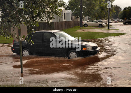 Bossier City, Louisiane, U.S.A. - 4 Février 2009 : un automobiliste conduit avec prudence si une intersection dans trailer park Point poivre pendant une forte pluie. Banque D'Images