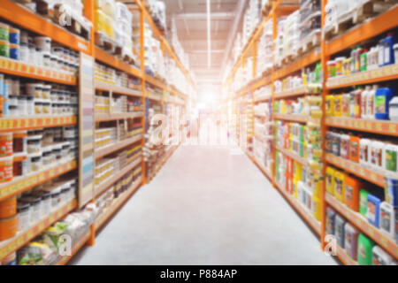 La construction matérielle de l'allée de supermarché et des étagères. Vue en perspective des lignes d'hypermarchés avec des produits. Résumé floue et d'échange commercial background Banque D'Images