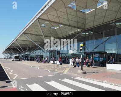 STANSTED, Royaume-Uni - CIRCA Juin 2018 : les voyageurs à l'aéroport de Londres Stansted design par l'architecte Lord Norman Foster Banque D'Images