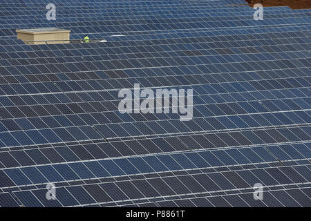 Des panneaux solaires dans une carrière désaffectée à Varen, Tarn et Garonne, Occitanie, Sud Ouest France Banque D'Images