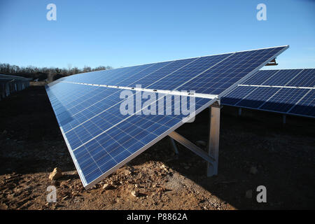 Des panneaux solaires dans une carrière désaffectée à Varen, Tarn et Garonne, Occitanie, Sud Ouest France Banque D'Images