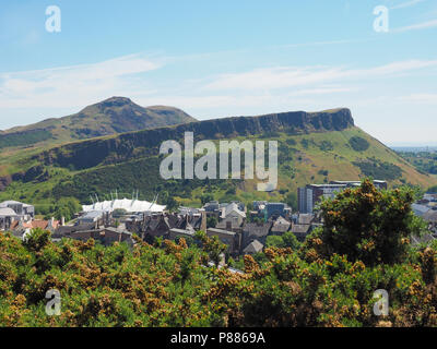 Arthur's Seat à Holyrood Park vu de Calton Hill, à Édimbourg, Royaume-Uni Banque D'Images