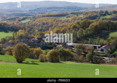 Le hameau de Dreuihe, partie de la commune de Varen, Tarn et Garonne, Occitanie, France, avec la vallée de l'Aveyron derrière à l'automne Banque D'Images