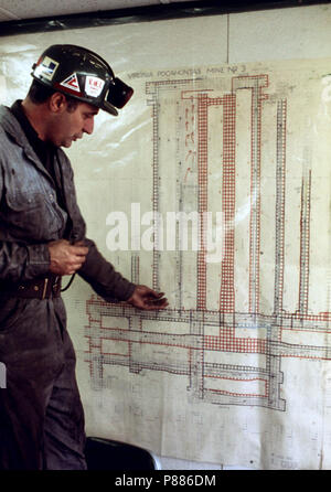 Harold Stanley, directeur de la sécurité pour l'Virginia-Pocahontas Coal Company, regarde une carte Échantillon de la mine n° 3 au 1 250-pieds dans son bureau près de Richlands, Virginie Avril 1974 Banque D'Images