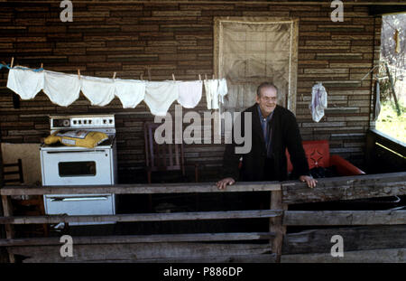 Hiram Lilly, 84, se dresse sur le porche de sa fille dans la maison de Fireco, près de Beckley, West Virginia. Le mineur à la retraite vit avec elle - Mai 1974 Banque D'Images