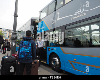 EDINBURGH, UK - CIRCA Juin 2018 : le service de navette de bus Airlink 100 appelé à l'aéroport d'Edimbourg Banque D'Images