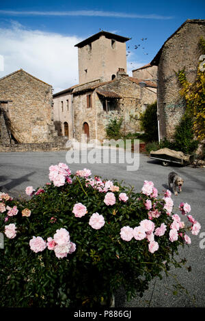 Clocher de l'église dans le magnifique hameau médiéval d'arnac, partie de la commune de Varen, Tarn et Garonne, Oocitanie, France Banque D'Images