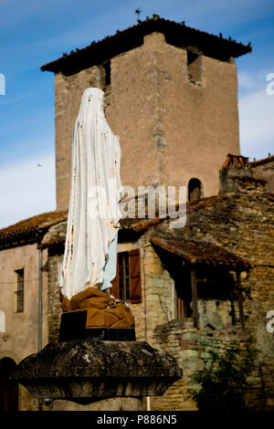 Clocher de l'église dans le magnifique hameau médiéval d'arnac, partie de la commune de Varen, Tarn et Garonne, Oocitanie, France Banque D'Images