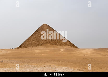 La Pyramide Rouge, appelé pour son calcaire rouge, à Dahchour, le gouvernorat de Giza, Egypte. Banque D'Images