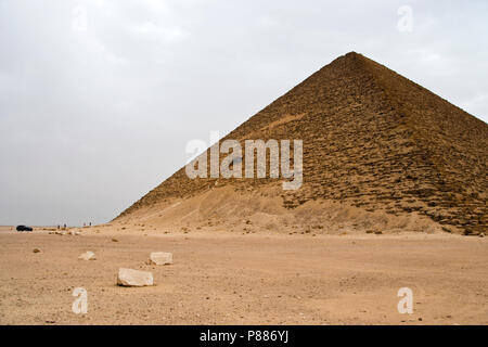 Les touristes entrer dans la Pyramide Rouge, appelé pour son calcaire rouge, à Dahchour, le gouvernorat de Giza, Egypte. Banque D'Images