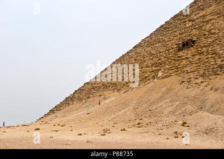 Les touristes entrer dans la Pyramide Rouge, appelé pour son calcaire rouge, à Dahchour, le gouvernorat de Giza, Egypte. Banque D'Images