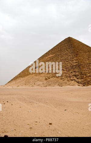 Les touristes entrer dans la Pyramide Rouge, appelé pour son calcaire rouge, à Dahchour, le gouvernorat de Giza, Egypte. Banque D'Images