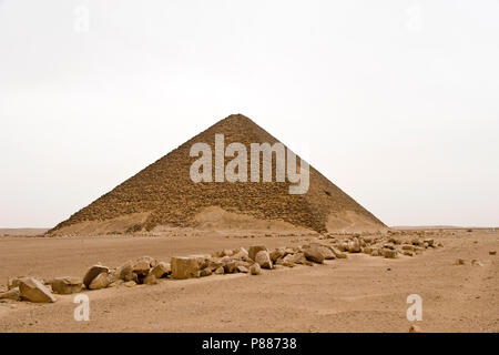 La Pyramide Rouge, appelé pour son calcaire rouge, à Dahchour, le gouvernorat de Giza, Egypte. Banque D'Images