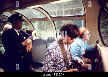 Les amateurs de profiter de l'observation de l'appareil photo à bord de voiture de l'Expo 74 comme le train de voyageurs passe par la route des Cascades de Spokane à Seattle, Washington, juin 1974 Banque D'Images