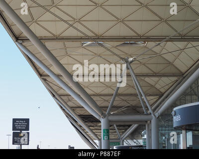 STANSTED, Royaume-Uni - CIRCA Juin 2018 : London Stansted Airport design par l'architecte Lord Norman Foster Banque D'Images