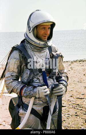 Astronaute Thomas P. Stafford, Gemini-6 premier pilote de l'équipage, se tient prêt à prendre part à la formation du parachute ascensionnel dans la baie de Galveston, Texas Banque D'Images
