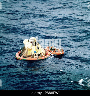 Les trois hommes d'équipage d'Apollo 11 ramasseur attendent par un hélicoptère de l'USS Hornet, premier navire de récupération de l'historique mission Apollo 11 lunar landing Banque D'Images