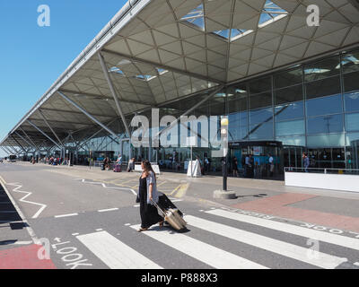 STANSTED, Royaume-Uni - CIRCA Juin 2018 : les voyageurs à l'aéroport de Londres Stansted design par l'architecte Lord Norman Foster Banque D'Images