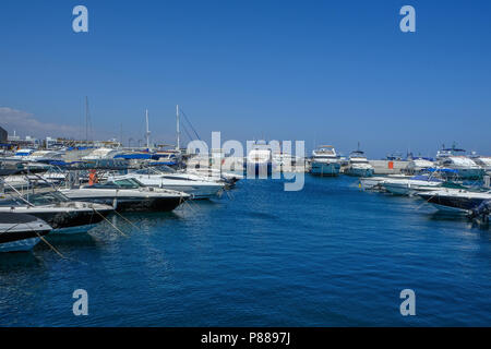 Limassol, Chypre - 29 juin 2018 : vue sur le port de plaisance avec ciel bleu et de yachts et bateaux amarrés Banque D'Images