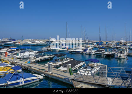 Limassol, Chypre - 29 juin 2018 : vue sur le port de plaisance avec ciel bleu et de yachts et bateaux amarrés Banque D'Images